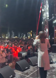 CECA RAŽNATOVIĆ ZAPALILA PUBLIKU NA DOČEKU NOVE GODINE! Na binu izašla u kaputu sa kristalima, svi u transu (VIDEO)