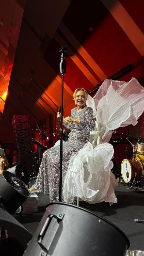 LEPA BRENA U KOLICIMA DOŠLA NA NASTUP ZA DOČEK NOVE GODINE! Kada je izašla na binu nastao je totalni haos (VIDEO)