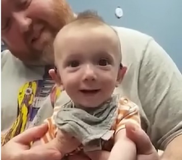 DEČAK ROĐEN BEZ SLUHA, LEKARI SU IZGUBILI NADU Majka se borila do kraja, a onda je usledio trenutak koji je rasplakao svet! (VIDEO)