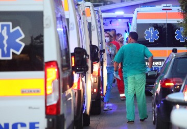 DVA MUŠKARCA PUCALA JEDAN DRUGOM U ZADNJICU, PA ZAVRŠILI U URGENTNOM! Bizaran incident na novogodišnju noć