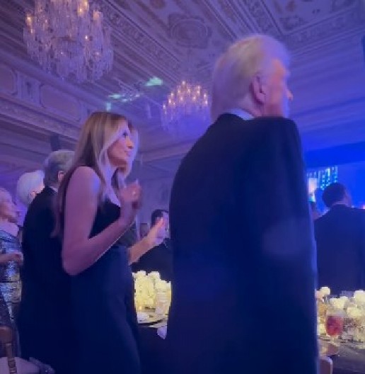 DONALD I MELANIJA TRAMP DOČEKALI NOVU GODINU SA ILONOM MASKOM Prva dama plesom zaludela svet, "konačno uživa" (VIDEO)