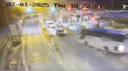 UZNEMIRUJUĆI SNIMAK JEZIVE NESREĆE Autobus sa ruskim turistima sudario se sa vozilm, zabio u naplatnu rampu, a onda je počelo da curi gorivo... (VIDEO)