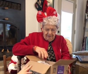 ZBOG OVOG VIDEA SU SVI U SUZAMA Reakcija bake (90) na poklon koji je čekala celog života će vas rastopiti