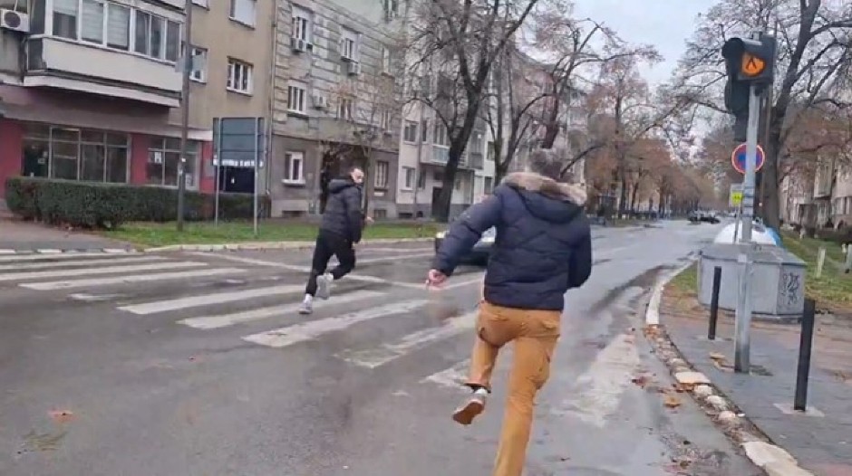 POGLEDAJTE DRAMU U NOVOM SADU! Protestanti prolazniku poprskali suzavac u oči! Muškarac jedva izvukao živu glavu (VIDEO)