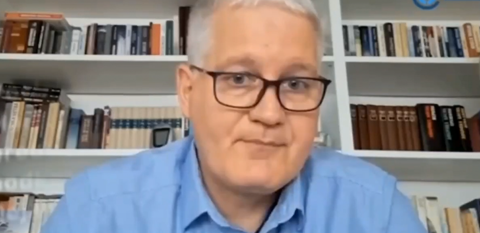 SRAMNO! Jovanovićev poslanik otrčao kod OVOG čoveka da vređa predsednika Srbije! (VIDEO)