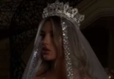 SKANDALOZNA VENČANICA IZ PRIŠTINE ZAPALILA DRUŠTVENE MREŽE Bretele jedva drže grudi, pljušte prozivke u komentarima! (VIDEO)