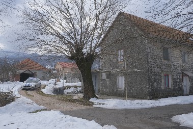 POČELO OPELO SESTRI UBICE KOJU JE BRAT UBIO U MASAKRU NA CETINJU Reka ljudi slila se na cetinjsko groblje da isprate sugrađanku