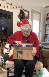 NJENA REAKCIJA, TOPI I NAJTVRĐA SRCA, RASPLAKALA SE IZ DUŠE Unuke baki (90) kupile poklon koji je čekala celog života, samo to je želela