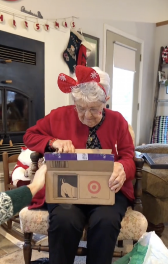 NJENA REAKCIJA, TOPI I NAJTVRĐA SRCA, RASPLAKALA SE IZ DUŠE Unuke baki (90) kupile poklon koji je čekala celog života, samo to je želela