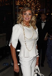 OVA PEVAČICA JE NAJVIŠA NA ESTRADI! Mnogi misle da su Sneki i Ćana u prednosti sa visinom, ipak njihova koleginica prednjači