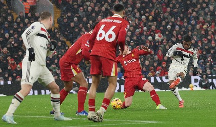 SPEKTAKL NA ENFILDU Liverpul i Junajted odigrali meč za pamćenje, "crveni đavoli" stigli do boda posle drame