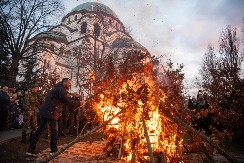 DA LI JE PRAVILNO REĆI "VAISTINU SE RODI" ILI "VOISTINU SE RODI"? Evo kako se odgovara kada vam neko čestita Božić