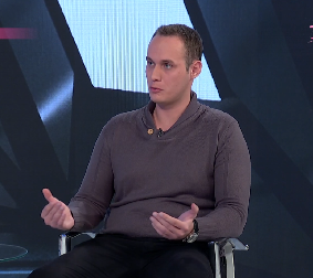 STUDENT DOBIJA PRETNJE SMRĆU OD "STUDENATA" KOJI BLOKIRAJU FAKULTETE JER IH JE DEMASKIRAO DA SU STRANAČKI LJUDI! (VIDEO)