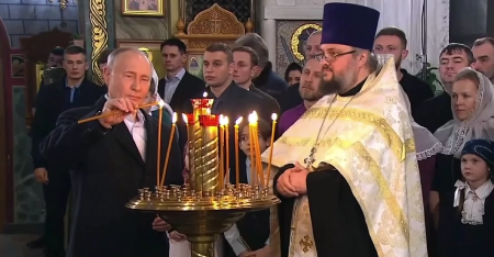 PUTIN NA LITURGIJI U CRKVI Predsednik Rusije se prekrstio sa tri prsta i zapalio sveću (VIDEO)