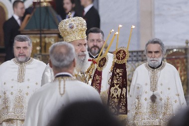 PRAVOSLAVNI VERNICI DOČEKALI NAJRADOSNIJI PRAZNIK Počela ponoćna liturgija u Hramu Svetog Save (VIDEO)