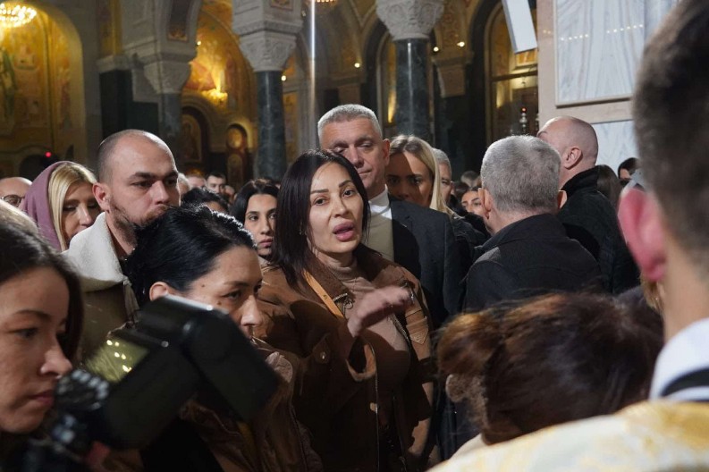 ''PET SATI VODU NISAM PILA...' Ceca Ražnatović se pričestila sinoć u Hramu svetog Save, Veljko i Anastasija nisu došli sa njom