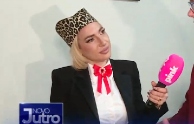 HIT LEOPARD ŠAJKAČA JOVANE JEREMIĆ! Voditeljka Pinka za Božić spojila tradiciju i trend, skakala od sreće u jutarnjem programu