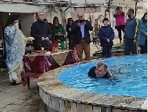 GRCI ZASENILI ČUVENE BUGARE KAD JE U PITANJU PLIVANJE ZA ČASNI KRST! Ovakvo nešto još nije viđeno! (VIDEO)