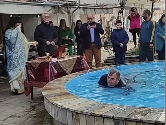 GRCI ZASENILI ČUVENE BUGARE KAD JE U PITANJU PLIVANJE ZA ČASNI KRST! Ovakvo nešto još nije viđeno! (VIDEO)