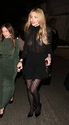 ĆERKA MAJKLA DŽEKSONA OBUKLA HALJINU KOJA ZOVE NA GREH  Kada se pojavila u njoj, mnogima su obrazi pocrveneli