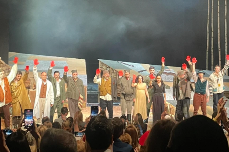 HAMASOVI SIMBOLI U SRPSKIM POZORIŠTIMA Glumci na čijem je čelu Bjelogrlić predstave završavali pokazujući antisemitske i fašističke simbole (FOTO)