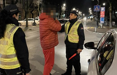 PITALI SU SE KAKO JE UŠAO U AUTOMOBIL  Policija u Beogradu zaustavila muškarca koji je bio mrtav pijan