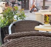 PROVOKATIVNA ŽENA UZNEMIRAVALA MUŠKARCE PO NOVOM SADU! Snimak srušio internet! (VIDEO)