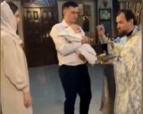 URNEBESAN VIDEO KRŠTENJA U SRBIJI ZAPALIO MREŽE Sveštenik rekao majci da otkrije grudi, ono što je usledilo šokiralo sve prisutne! (VIDEO)