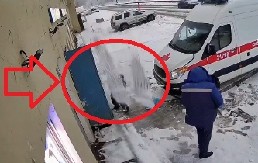 (UZNEMIRUJUĆI VIDEO) Led pao na čoveka i umalo ga ubio