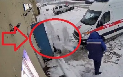 (UZNEMIRUJUĆI VIDEO) Led pao na čoveka i umalo ga ubio