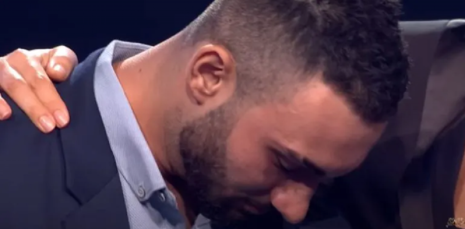 TAKMIČAR RONIO SUZE NA SCENI Ovo je najemotivniji momenat u "Zvezdama Granda", Ceca se potpuno slomila!