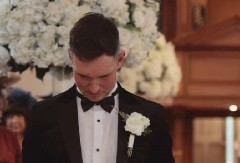 STAJO JE PRED OLTAROM ČEKAJUĆI MLADU, A ONDA JE CRKVOM ODJEKNUO JEDAN GLAS Mladoženja je pognuo glavu, nije mogao da zadrži suze (VIDEO)