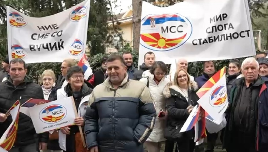 I MAKEDONCI UZ VUČIĆA Pružili podršku politici predsednika ispred ambasade Srbije (FOTO/VIDEO)