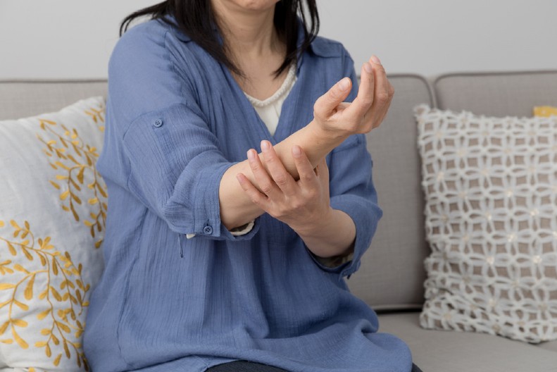 U SRED NOĆI VAS PROBUDI UTRNULA RUKA Evo zašto se to dešava i kada treba da potražite stručnu pomoć