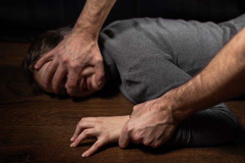 PRETIO DA ĆE UBITI DEVOJKU I SEBE AKO GA PRIJAVI POLICIJI Ženu tukao i držao u kućnom pritvoru!