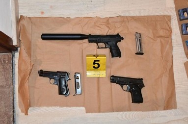 KRAGUJEVČANIN U AUTOMOBILU NOSIO PIŠTOLJ SA OSAM METAKA  Preti mu kazna do 12 godina zatvora