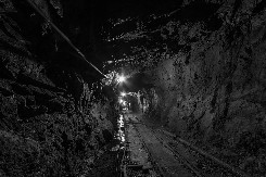 VIŠE DESTETINA LJUDI JE UMRLO! Najmanje 400 rudara dva meseca zarobljeno u rudniku u JAR-u