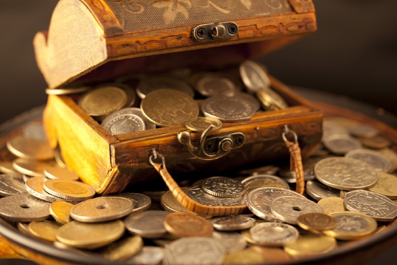 UPALI MU U KUĆI PA GA PRETUKLI A ONDA ODNELI BOGATSTVO  Razbojnici ukrali 472 dukata, novac i ostali zlatni nakit