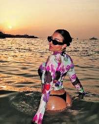 PARA KAO BLATA Nastavlja se razmetanje oblinama žene sa 65 miliona pratilaca