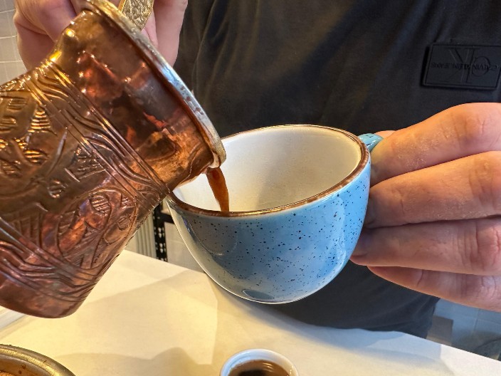 SRPSKI UGOSTITELJ OTKRIVA KAKO KUVA DOMAĆU KAFU Evo šta kaže da je ključno za ukus! (FOTO)