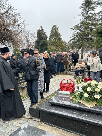 POMEN ŽELJKU RAŽNATOVIĆU ARKANU Ceca i Anastasija utučene, Veljko u rukama nosi ogroman venac (VIDEO)