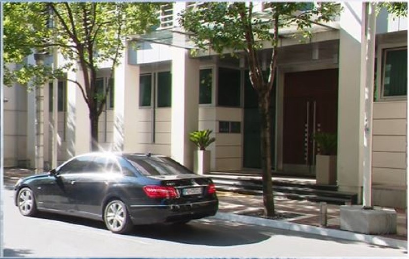 ZAUSTAVILI MERCEDES VREDAN 153.000 EVRA, PA SE ŠOKIRALI  Za ovim automobilom bila raspisana potraga