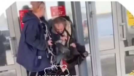 LOPOV DOBIO PO GLAVI TIGANJEM Prodavačica pretukla kradljivca