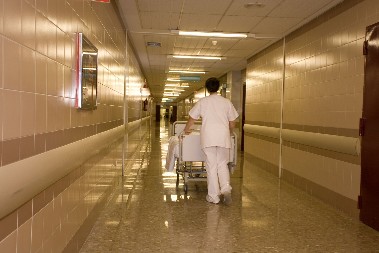 ZARAZA SE ŠIRI KAO VATRA MEĐU DECOM U SRBIJI 1 vrsta može da bude fatalna, u vazduhu ostaje po 2 sata