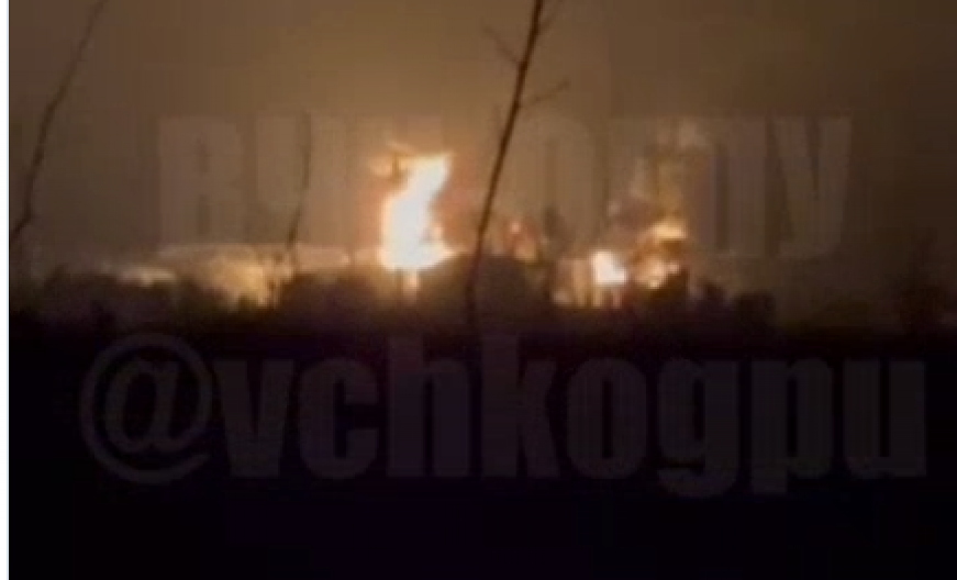 SKLADIŠTE NAFTE U PLAMENU POSLE NAPADA DRONA U VORONJEŽU: Rusi vatrogasnim vozovima gase požar, oglasilo se ministarstvo! (VIDEO)