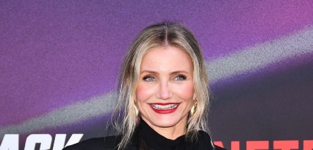 ŽENA BUKVALNO BLISTA Kameron Dijaz niko ne bi dao ove godine, izgleda kao da je tek napunila 20, providnom bluzom mamila poglede