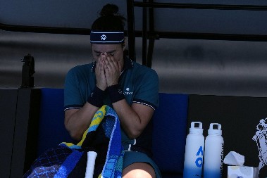 NEVIĐENA DRAMA U MELBURNU Poznata teniserka krenula da se guši usred meča - hitno pozvala lekara, ništa joj nije pomoglo