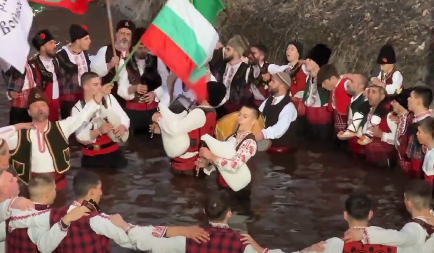 BUGARI PLIVALI ZA ČASNI KRST, PA POVELI KOLCE! Novi snimci komšija za Bogojavljenje postali hit na mrežama! (VIDEO)