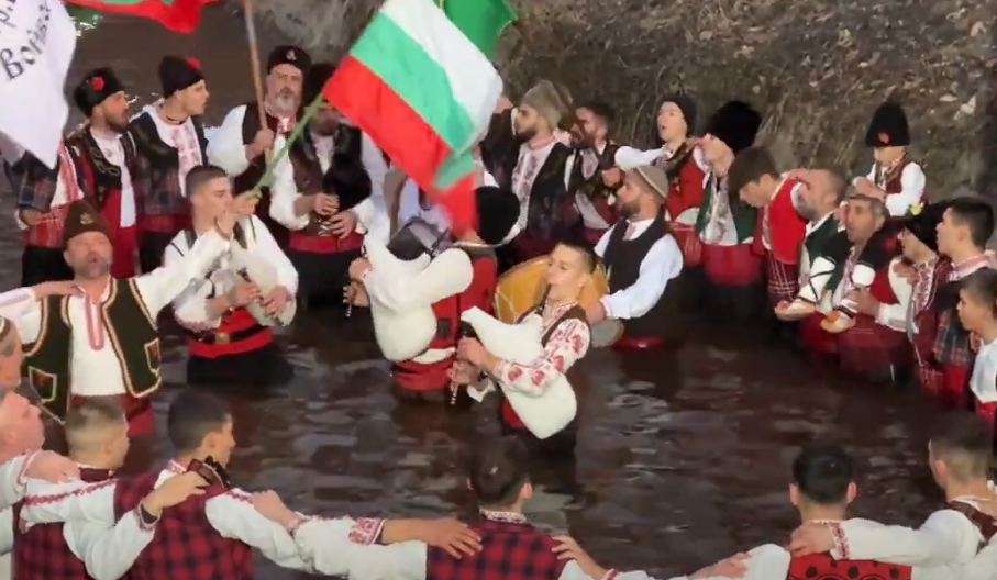 BUGARI PLIVALI ZA ČASNI KRST, PA POVELI KOLCE! Novi snimci komšija za Bogojavljenje postali hit na mrežama! (VIDEO)