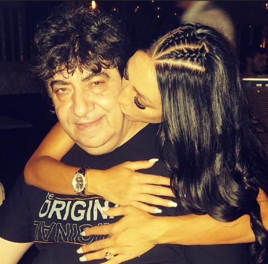 "SUPRUG MOŽE DEDA DA JOJ BUDE" Naša pevačica doživela linč zbog braka sa 30 godina starijim muškarcem!